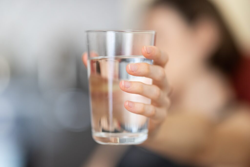 Verre d'eau - Pourquoi éviter l'alcool avec la chaleur