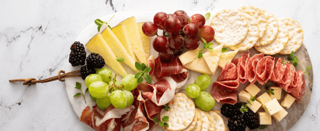 Plateau de fromages pour le petit déjeuner.